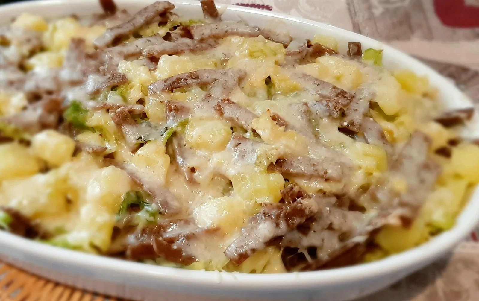 Teglia di pizzoccheri della Valtellina con patate, verza e formaggio fuso