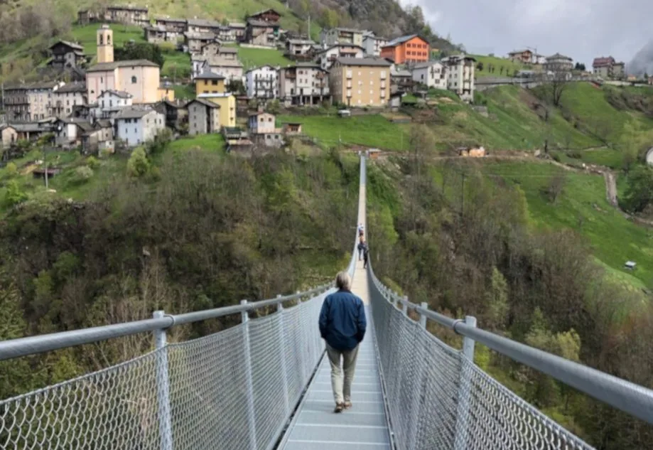 La passerella del Ponte nel Cielo con il paese di Campo Tartano sullo sfondo