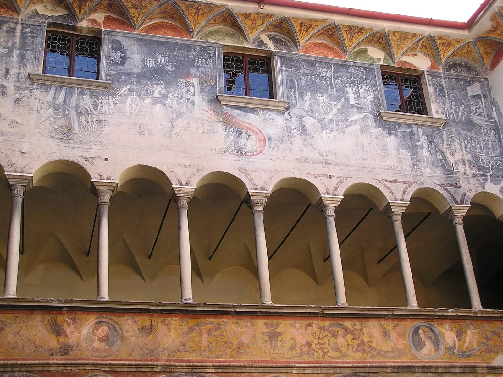 Il loggiato affrescato del cortile rinascimentale di Palazzo Besta a Teglio